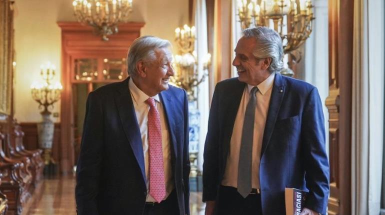 En visita a Palacio Nacional, AMLO regala a expresidente argentino, Alberto Fernández su libro "¡Gracias!