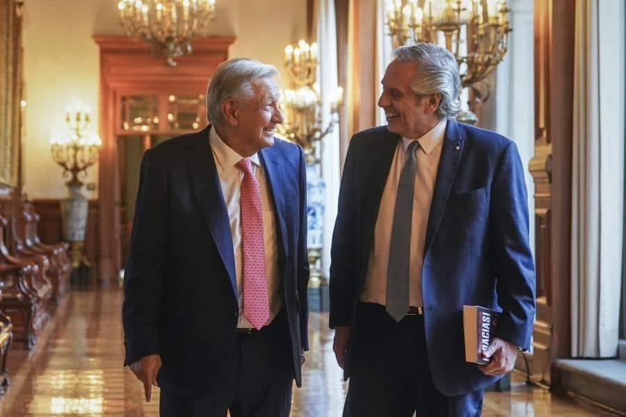 En visita a Palacio Nacional, AMLO regala a expresidente argentino, Alberto Fernández su libro "¡Gracias!