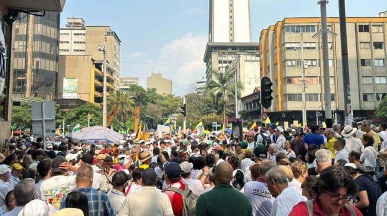 Más de 50 mil personas marchan en Colombia contra gobierno de Petro