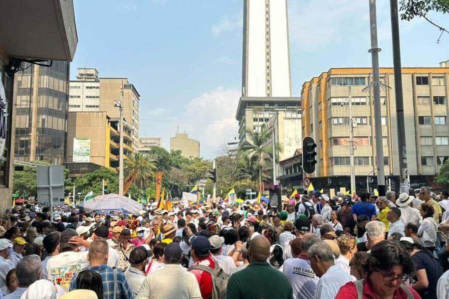 Más de 50 mil personas marchan en Colombia contra gobierno de Petro