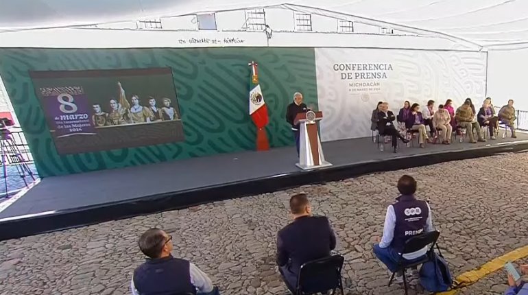 AMLO expresa respaldo a mujeres en el 8M