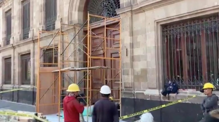 Inicia reparación de puerta de Palacio Nacional tras irrupción de normalistas