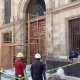 Inicia reparación de puerta de Palacio Nacional tras irrupción de normalistas