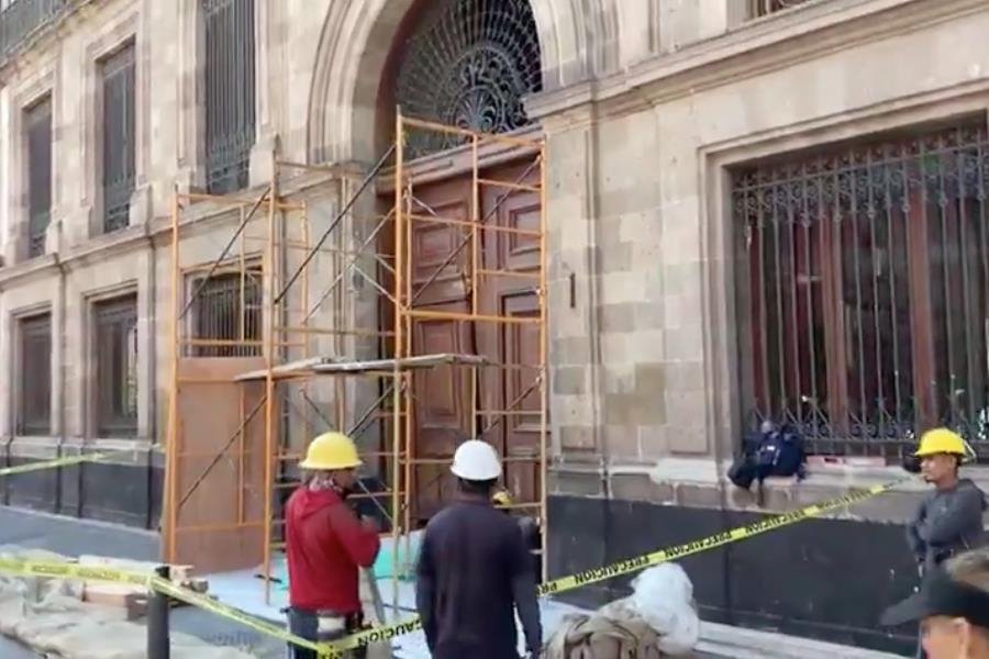 Inicia reparación de puerta de Palacio Nacional tras irrupción de normalistas