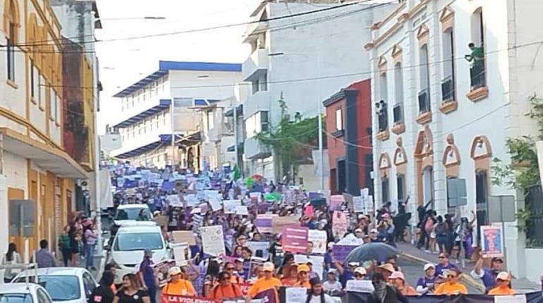 Convoca marcha por el 8M a casi mil mujeres en Tabasco; realizaron pintas de muros a su paso