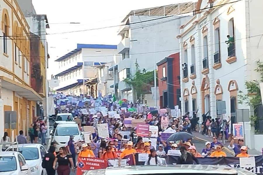 Convoca marcha por el 8M a casi mil mujeres en Tabasco; realizaron pintas de muros a su paso