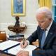 Biden firma ley que evita el cierre del Gobierno de EE. UU.