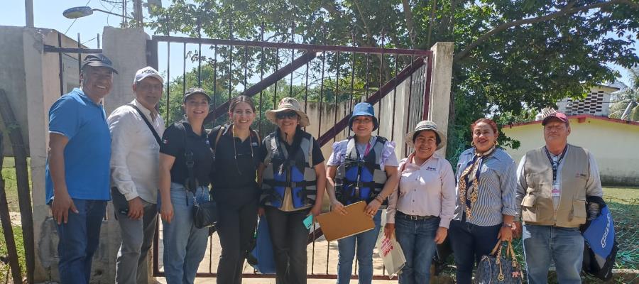 Elizabeth Tapia recorre Los Aztlanes para ubicación de casillas para el 2 de junio