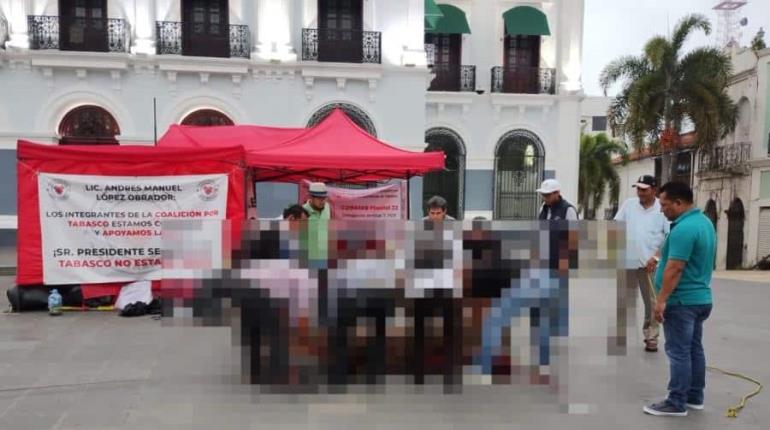 Burócratas marchan y matan cerdo frente a Palacio de Gobierno en reclamo por jubilación digna