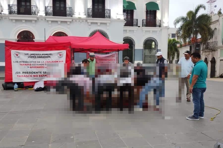 Burócratas marchan y matan cerdo frente a Palacio de Gobierno en reclamo por jubilación digna