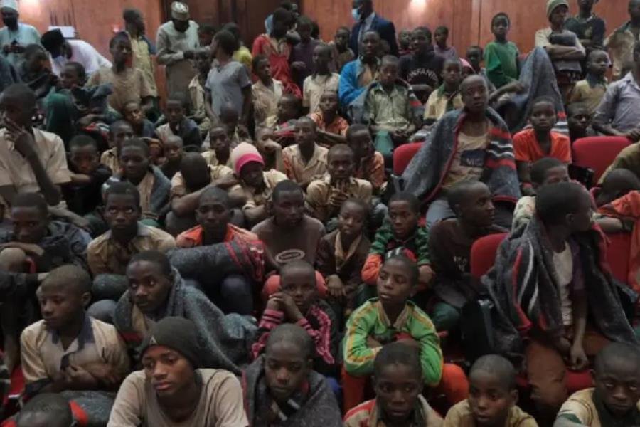 Hombres armados secuestran a 15 menores de escuela en Nigeria