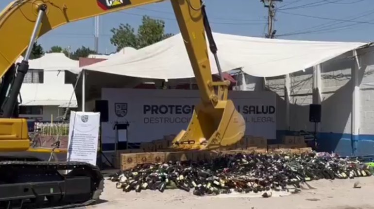 Destruyen alcohol decomisado en expendios ilegales de la CDMX