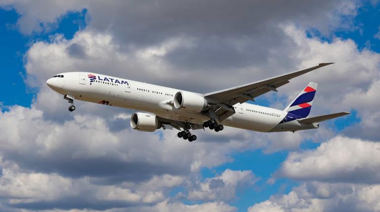 "Fuerte movimiento" en vuelo de Latam a Nueva Zelanda deja 50 heridos