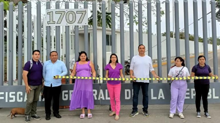 Xochilovers clausuran delegación de FGR Tabasco por falta de justicia a mujeres violentadas