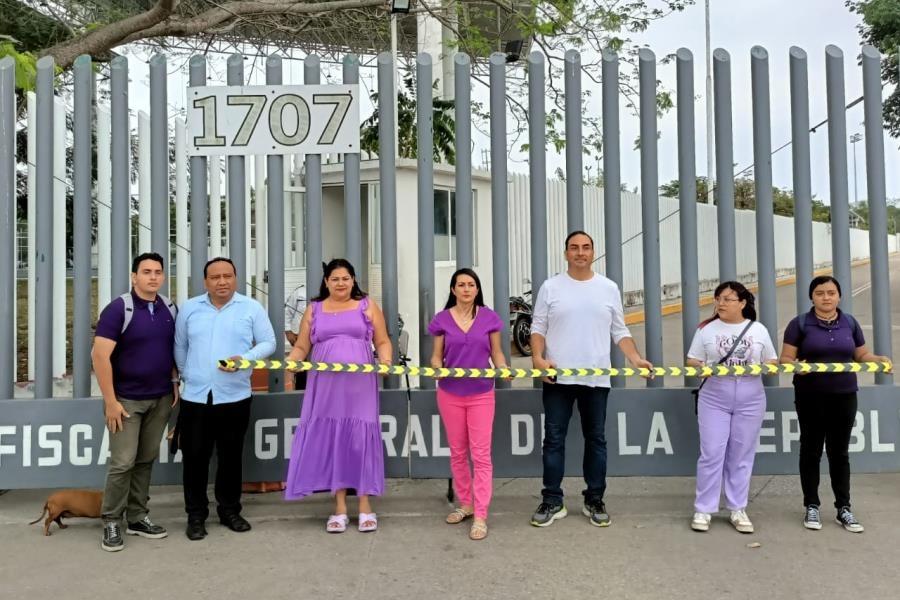 Xochilovers clausuran delegación de FGR Tabasco por falta de justicia a mujeres violentadas