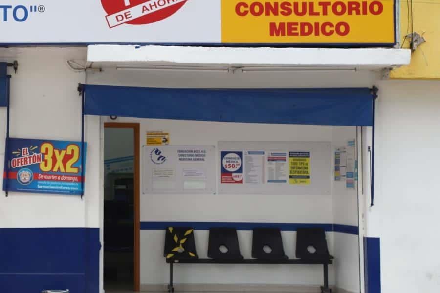 Informar sobre atención de migrantes en consultorios de farmacias, ordena INAI a Cofepris