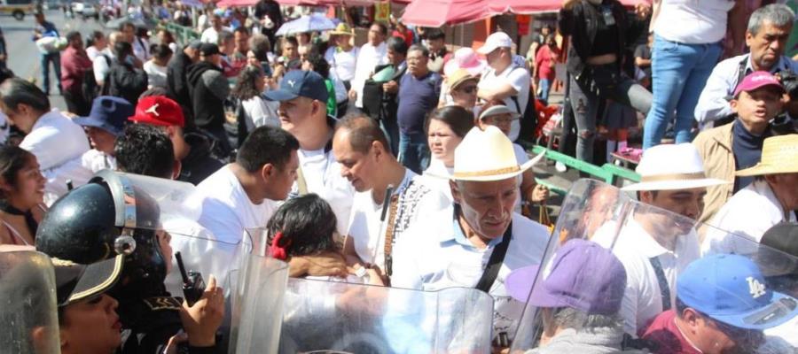 Marchan PCD para pedir espacios de trabajo en CDMX; se enfrentan con policías