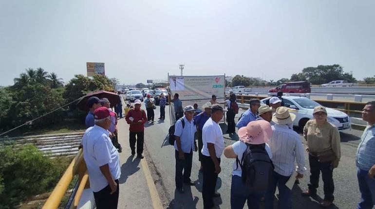 Bloquean extrabajadores de Pemex por 3 horas puente ´Los Monos´ por despidos injustificados hace 30 años