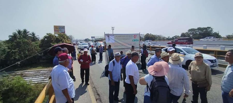 Bloquean extrabajadores de Pemex por 3 horas puente ´Los Monos´ por despidos injustificados hace 30 años