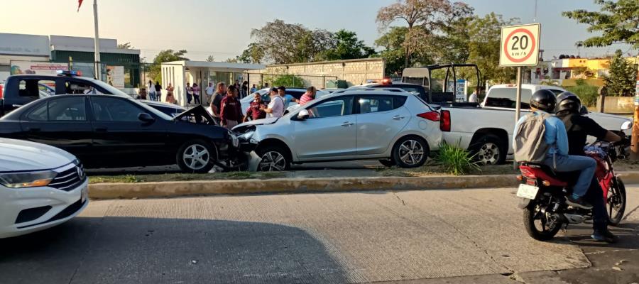 Cinco carros chocados y un lesionado deja accidente en Pomoca, Nacajuca