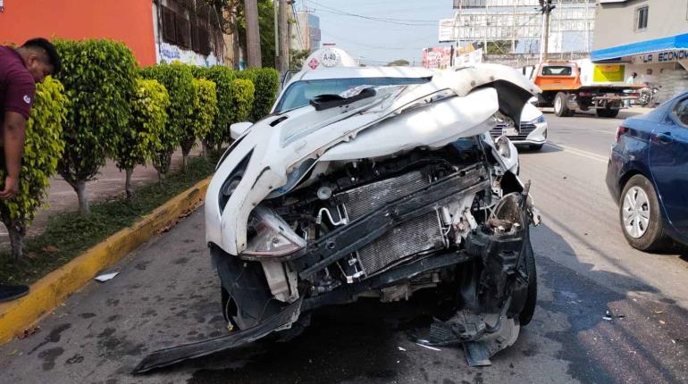 Aparatoso accidente en Atasta deja un herido y pérdidas materiales