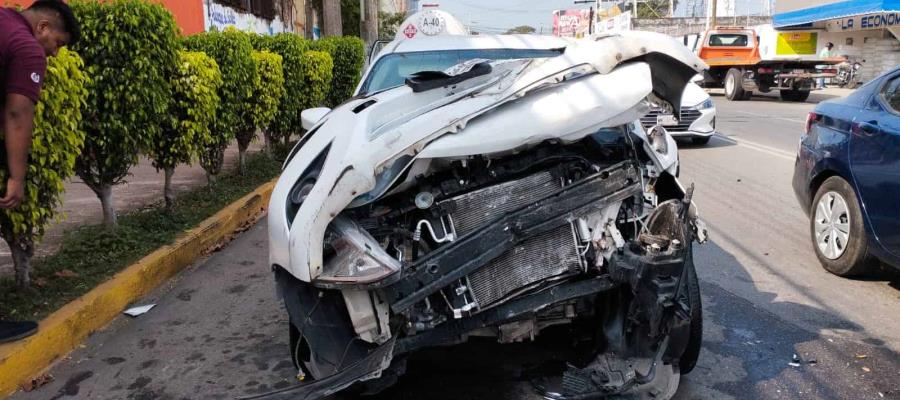 Aparatoso accidente en Atasta deja un herido y pérdidas materiales