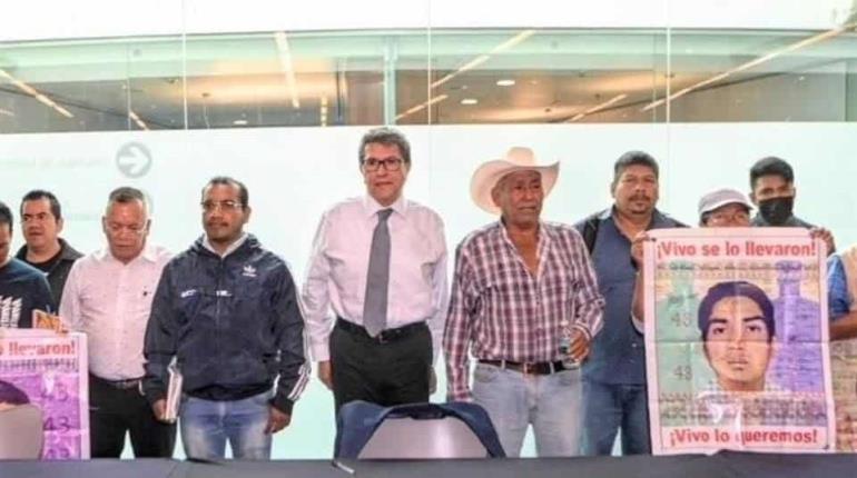 Se reúnen padres de normalistas de Ayotzinapa con Monreal