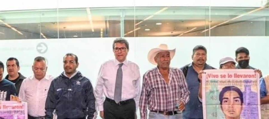 Se reúnen padres de normalistas de Ayotzinapa con Monreal