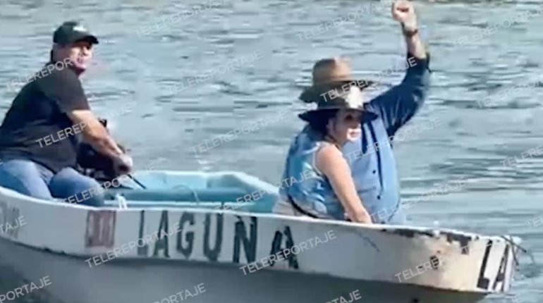 Lorena de la Garza de pasea en lancha en la Laguna de las Ilusiones