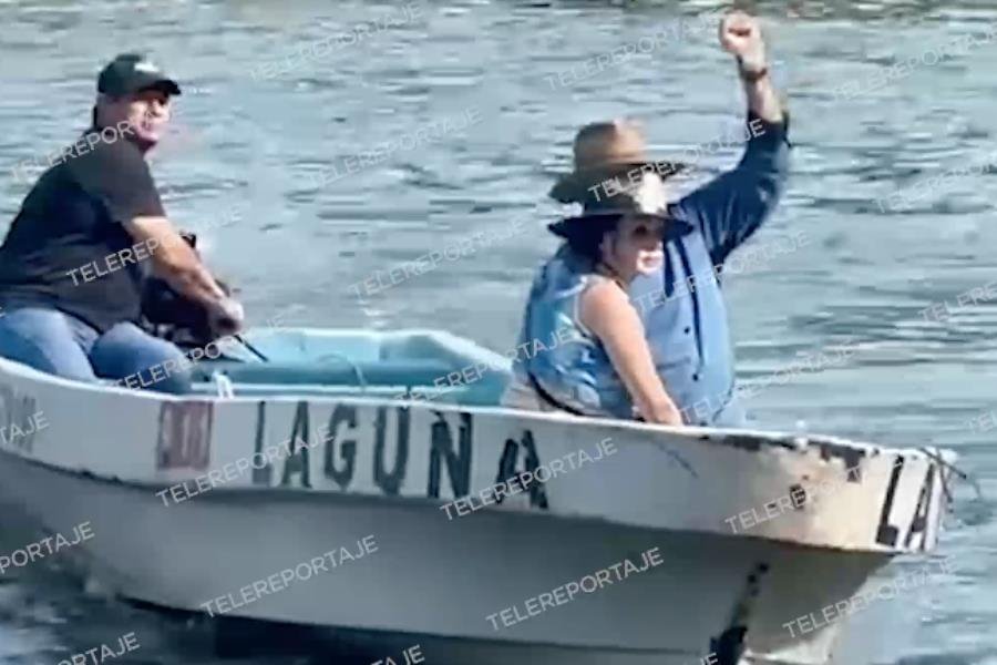 Lorena de la Garza de pasea en lancha en la Laguna de las Ilusiones