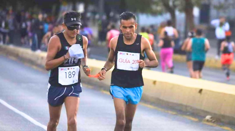 Garra Azteca, el proyecto que acerca a personas con discapacidad visual al atletismo