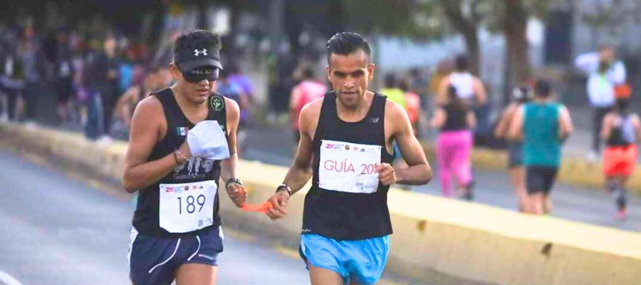 Garra Azteca, el proyecto que acerca a personas con discapacidad visual al atletismo