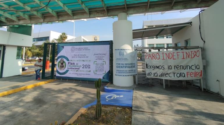 Alumnos toman pacíficamente acceso peatonal de DACSyH como parte de su protesta