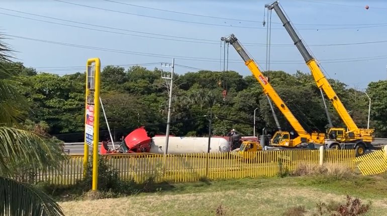 Pipa vuelca en la carretera del Golfo con 36 mil litros de Gas LP