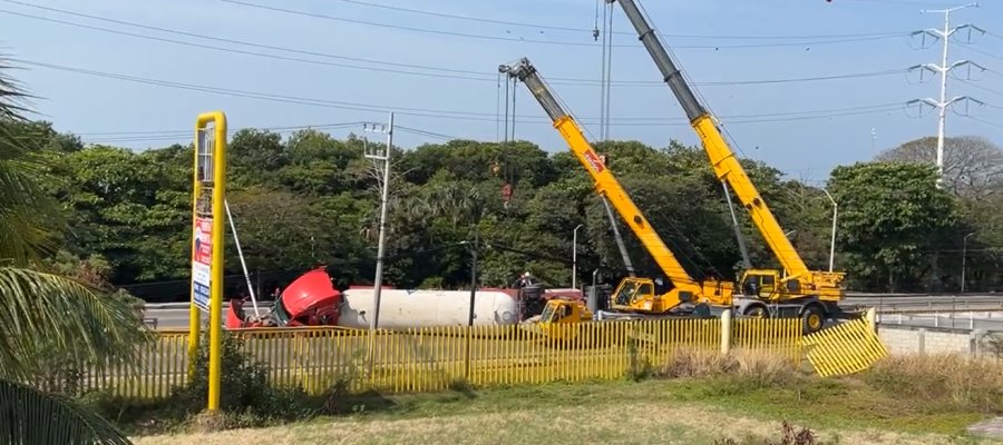 Pipa vuelca en la carretera del Golfo con 36 mil litros de Gas LP