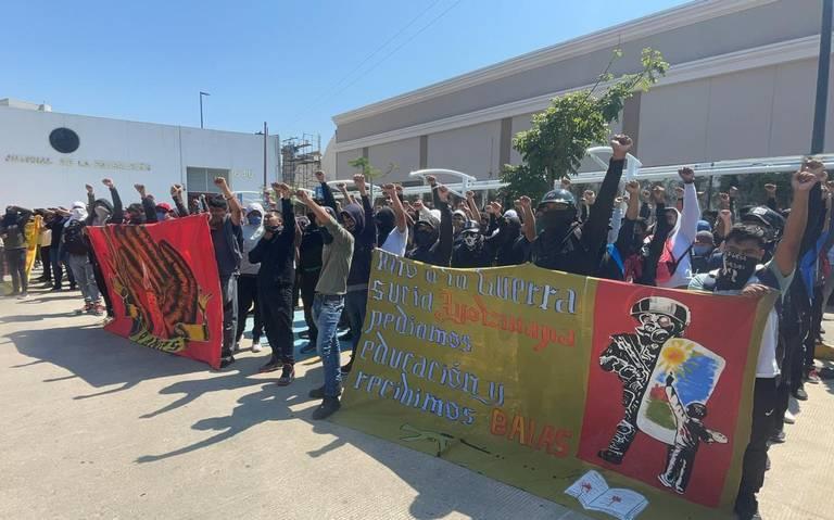 ¡Y ahora en el Congreso! Siguen protestas de normalistas en Guerrero