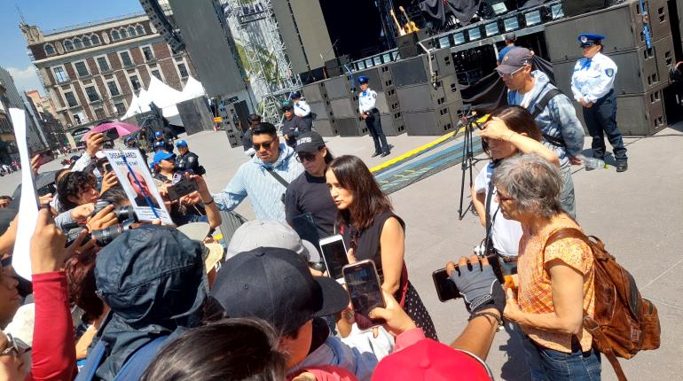 Julieta Venegas dialoga con familiares de desaparecidos en el Zócalo de la CDMX