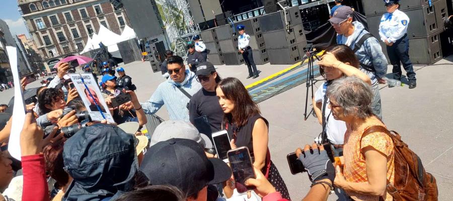 Julieta Venegas dialoga con familiares de desaparecidos en el Zócalo de la CDMX