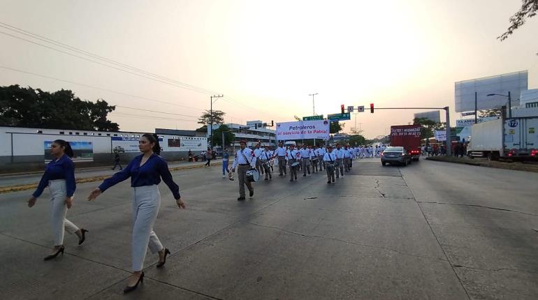 Marchan petroleros de sección 44, reclaman por malos servicios de salud