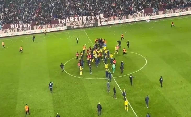 Jugadores del Fenerbahce se agarran a golpes con aficionados que invadieron cancha