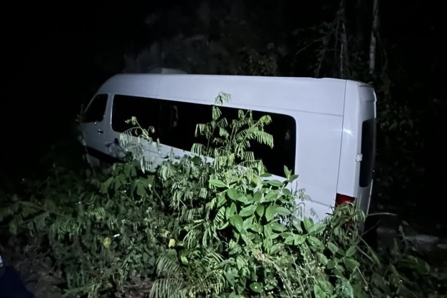 ´El Costeño´ sufre accidente; camioneta donde viajaba cae a un barranco