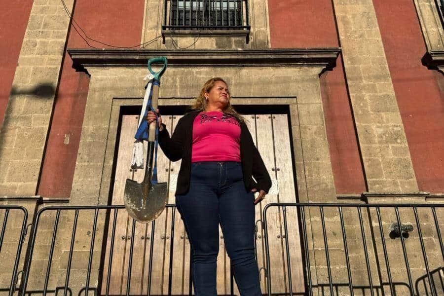 "Que me la deje aquí": AMLO a Ceci Flores, madre buscadora que acude a Palacio a entregarle ´pala de mando´