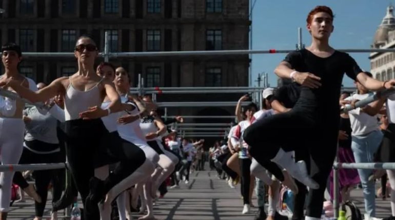 Realizan clase masiva de ballet en el Zócalo de la CDMX