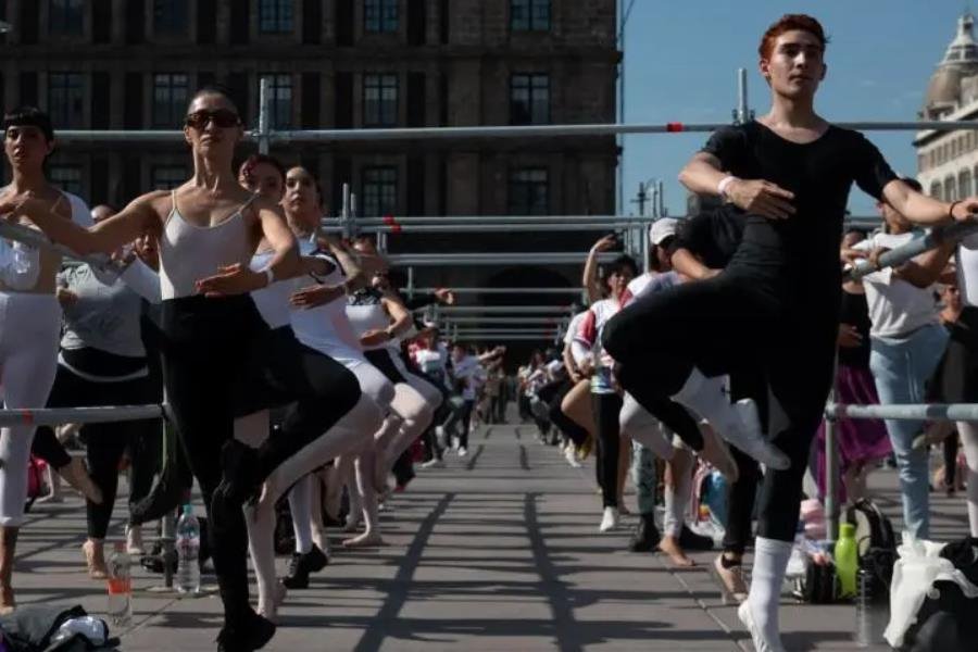 Realizan clase masiva de ballet en el Zócalo de la CDMX