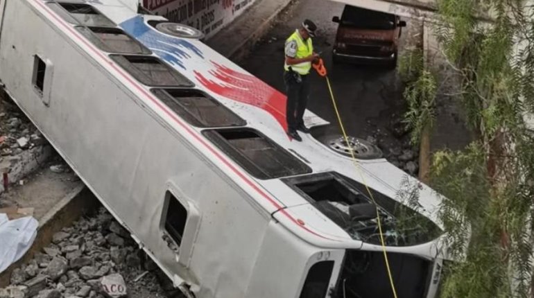 Mueren 3 personas tras volcadura de autobús en la México-Pirámides