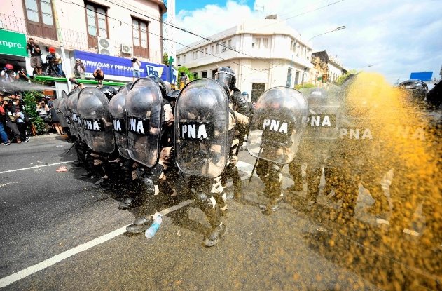 Manifestantes que piden restablecer comedores se enfrentan con policías en Argentina