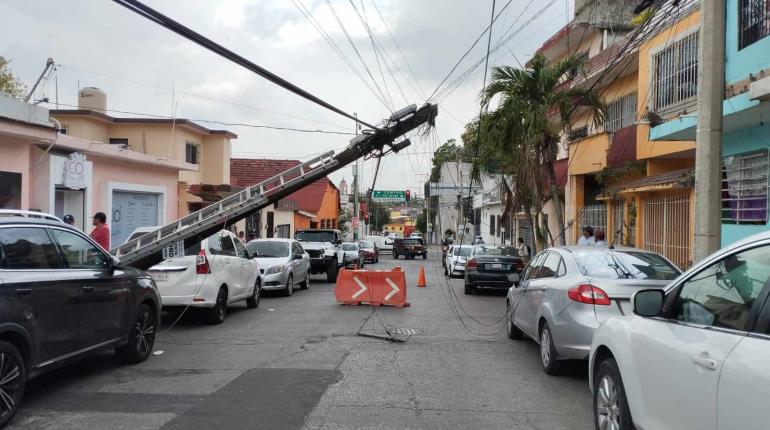 Colapsa poste en Atasta y una persona resulta herida