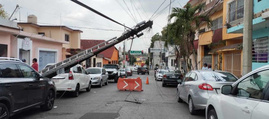 Colapsa poste en Atasta y una persona resulta herida