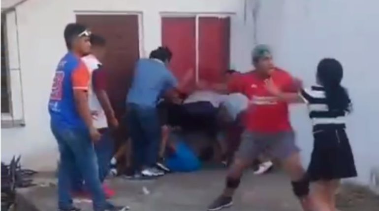 Graban a jugadores de fut dando golpiza a sujeto en Pajonal, Centro