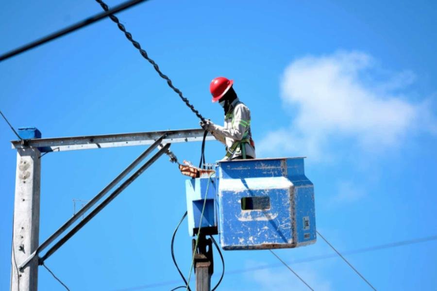 Riesgo de fallas en suministro eléctrico por altas temperaturas, advierte Sedener